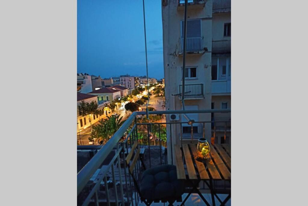 Апартаменты Blue Tourmaline Downtown Flat Каламата Экстерьер фото